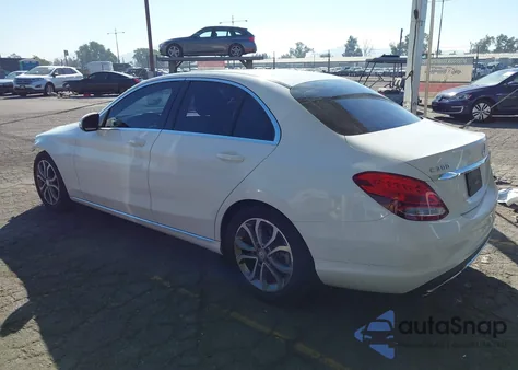 2015 Mercedes-Benz C 300 z USA, uszkodzony, nr VIN 55SWF4JB4FU082999